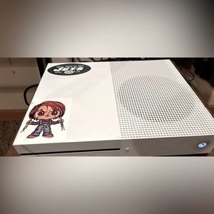 I am selling my Xbox one S cash only comes with two controllers